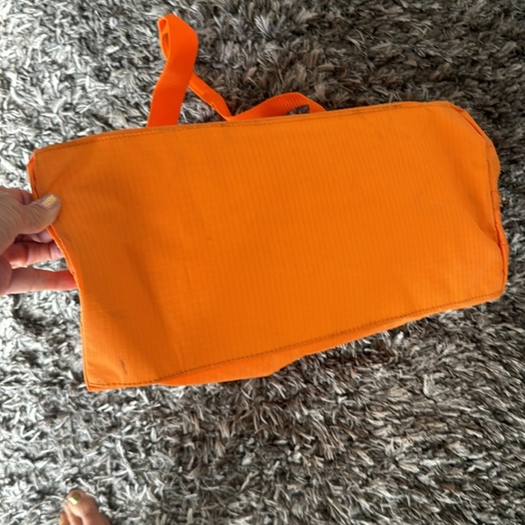 Baggallini orange carry all nylon tote large with pink lining - Picture 11 of 14